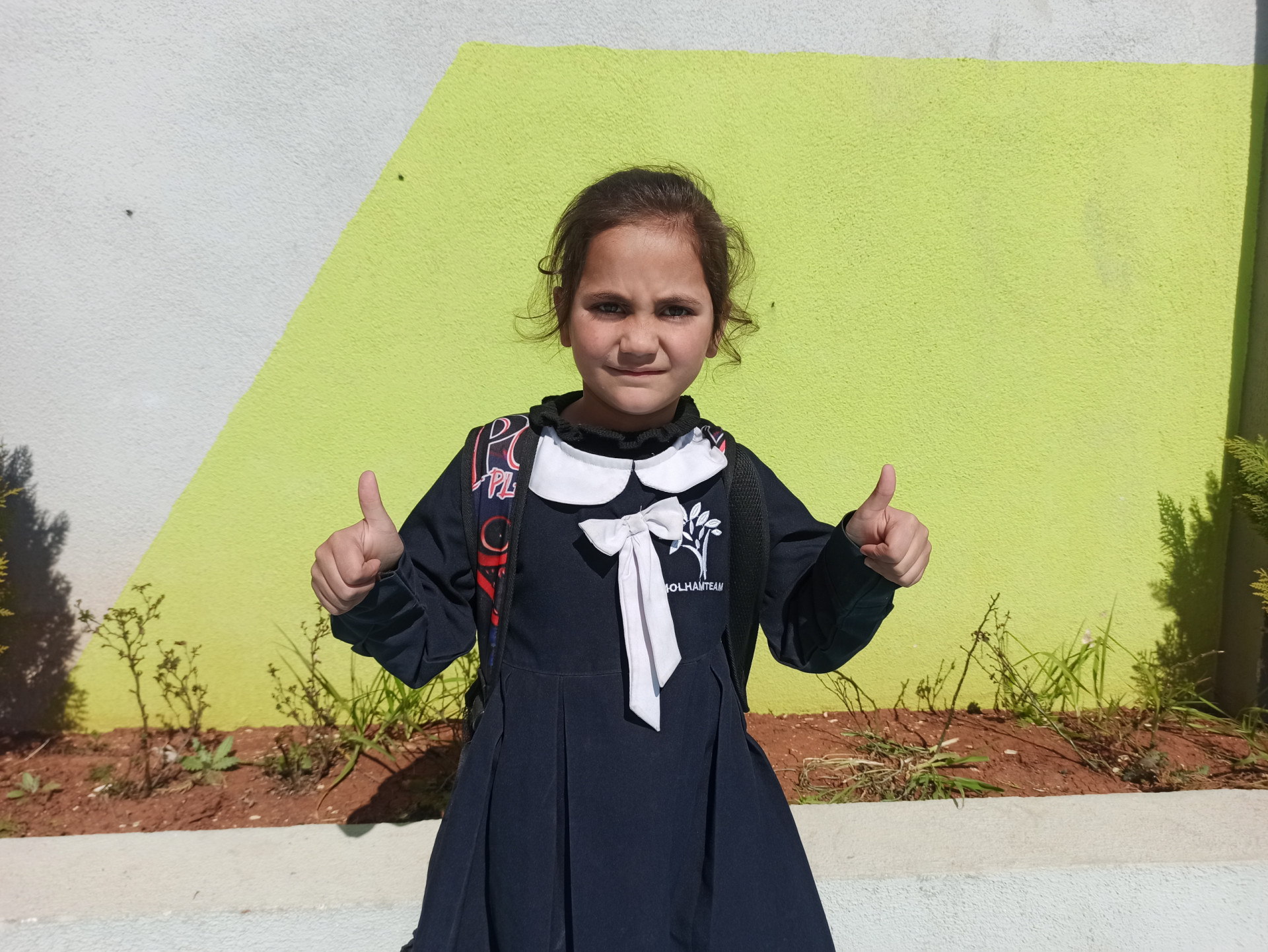 أسيمة سبع سنوات متفوقة تطمح أن تصبح طبيبة في المستقبل وهي الآن مع اصدقائها