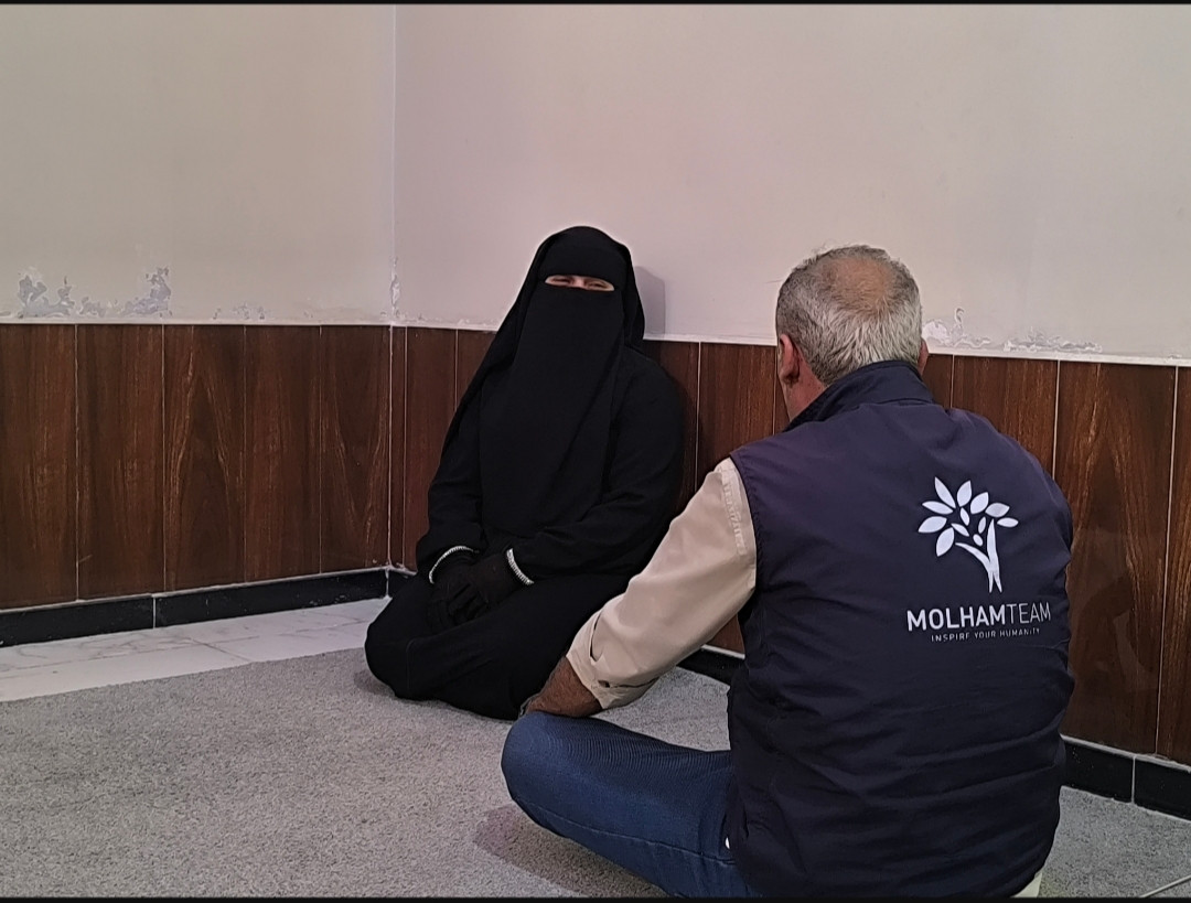 من يسند أماً تحمل مسؤولية طفليها وحدها؟