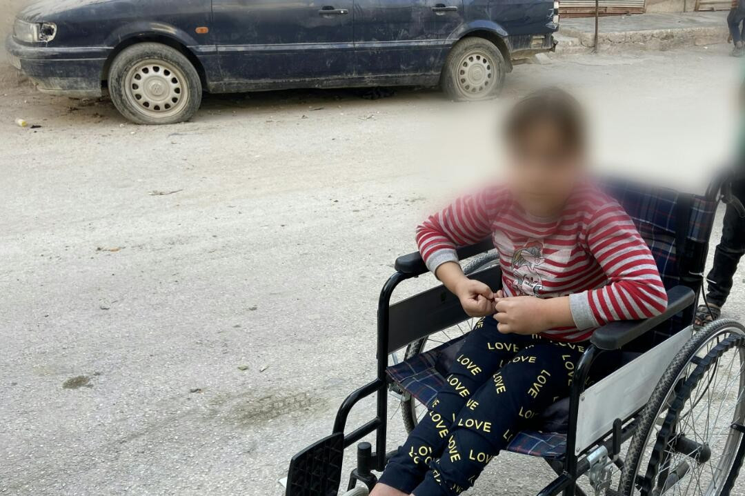 ميادة طفلة لديها ضمور دماغي السمع لديها معدوم وبحاجة لسماعات طبية