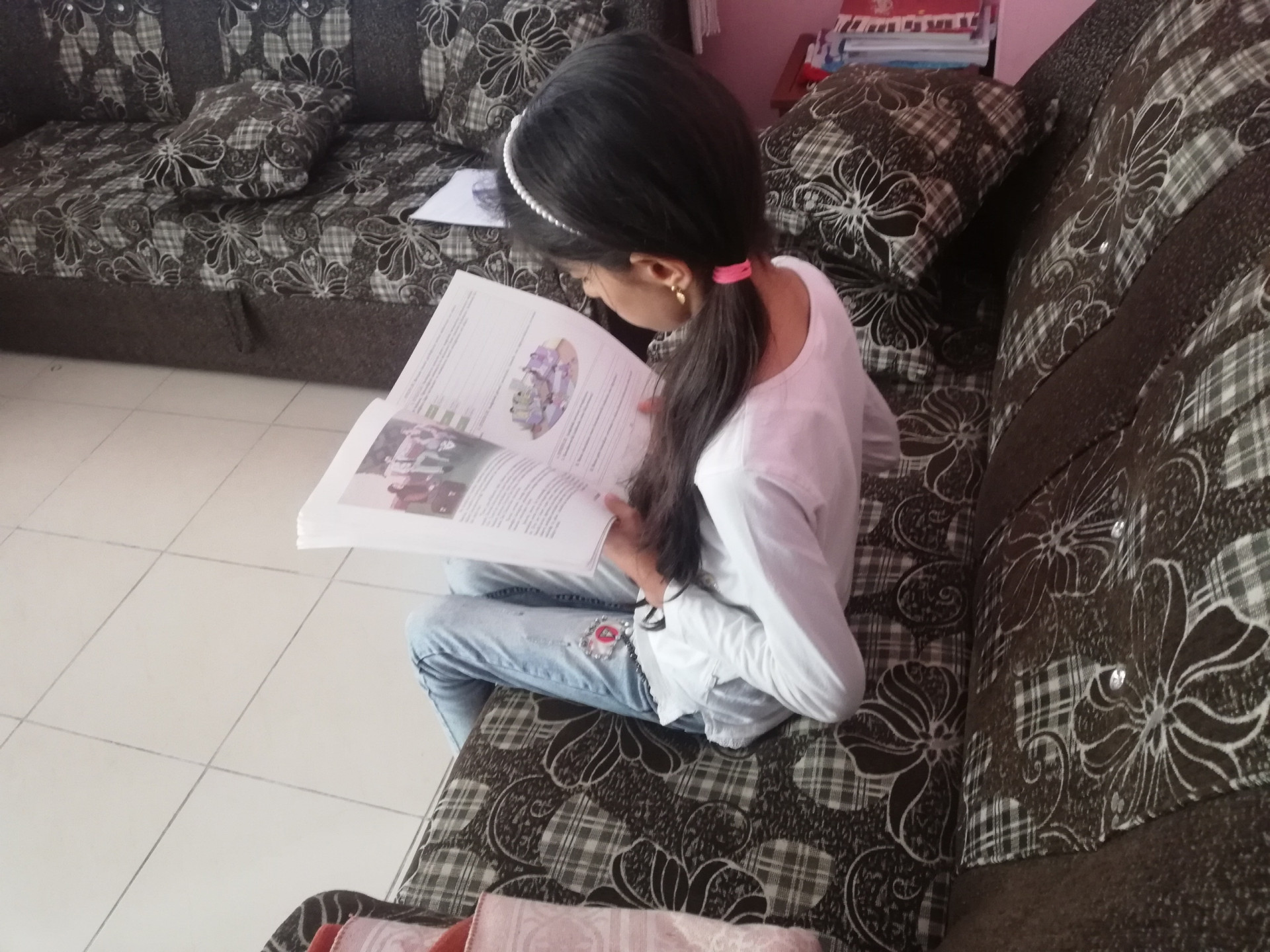 طفلة بحاجة نظارة جديدة