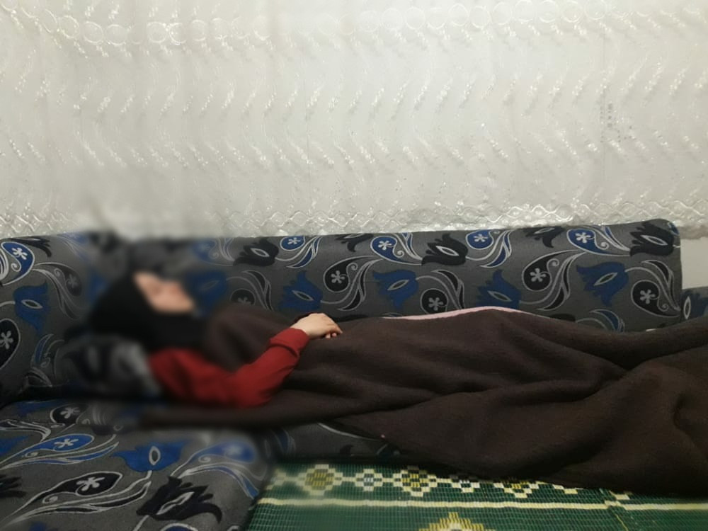 شابة مصابة بتشوه في عظم الصدر وضيق في التنفس بحاجة ماسة للمساعدة