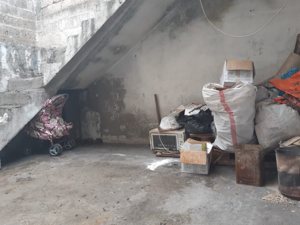A family living by dumpster diving