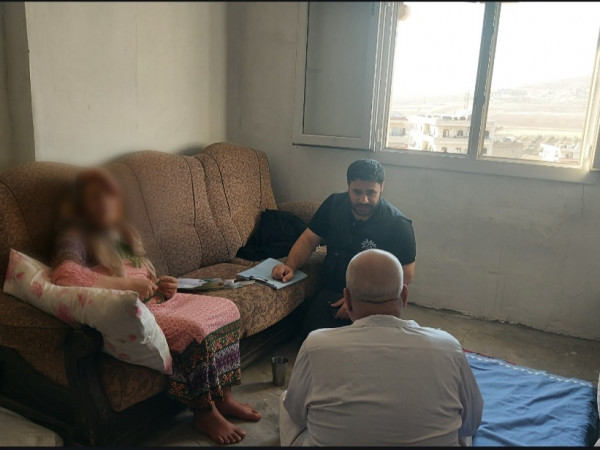 أمينة ترعى أسرتها بلا دخل