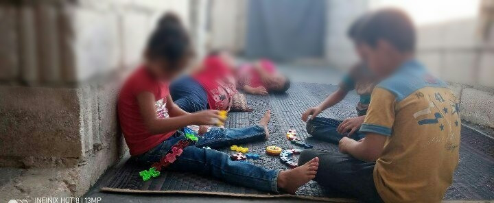 عائلةً جارَ عليها الزمن بعد أن تهجّرت وهي الآن تمد يد العَوْن