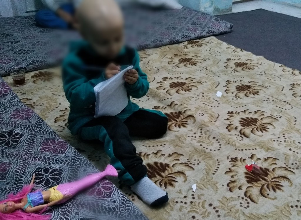 A little girl is with cancer