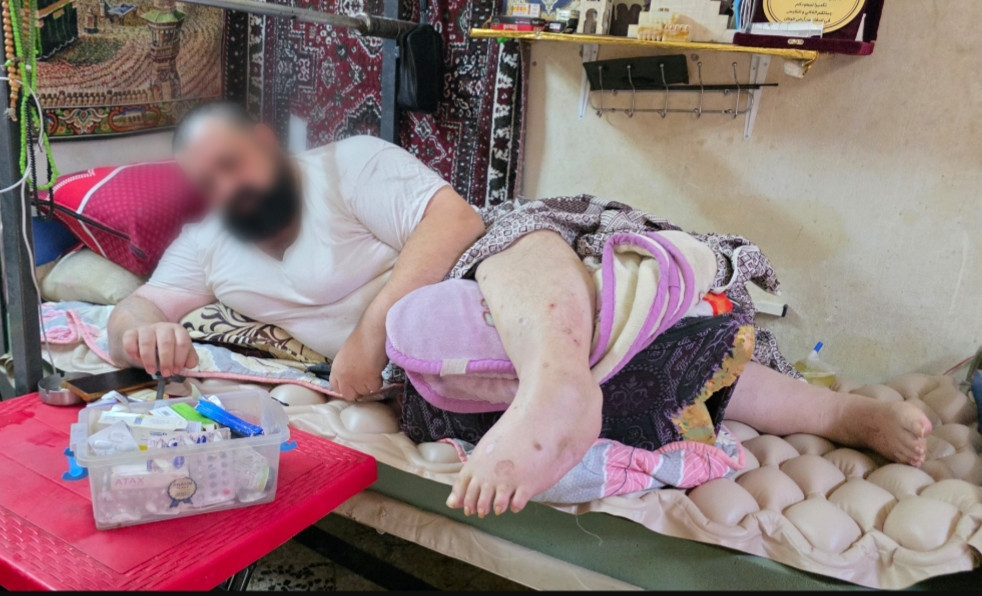 أبٌ مصابٌ بالشلل