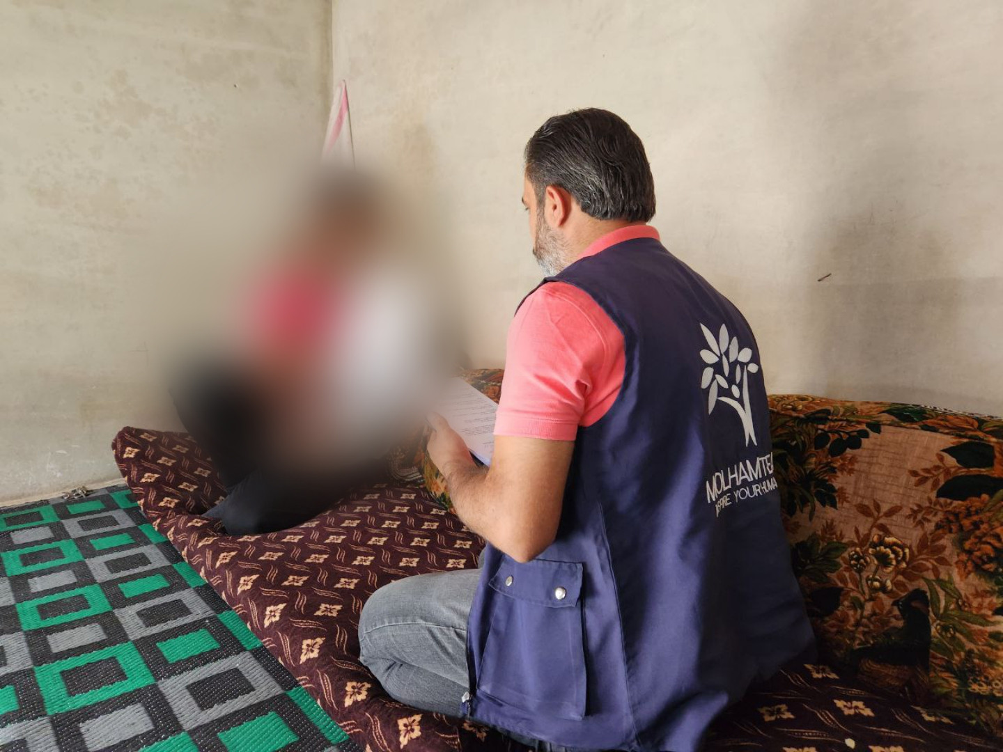 Mahmoud is a father who needs your help to relieve his children's pain.