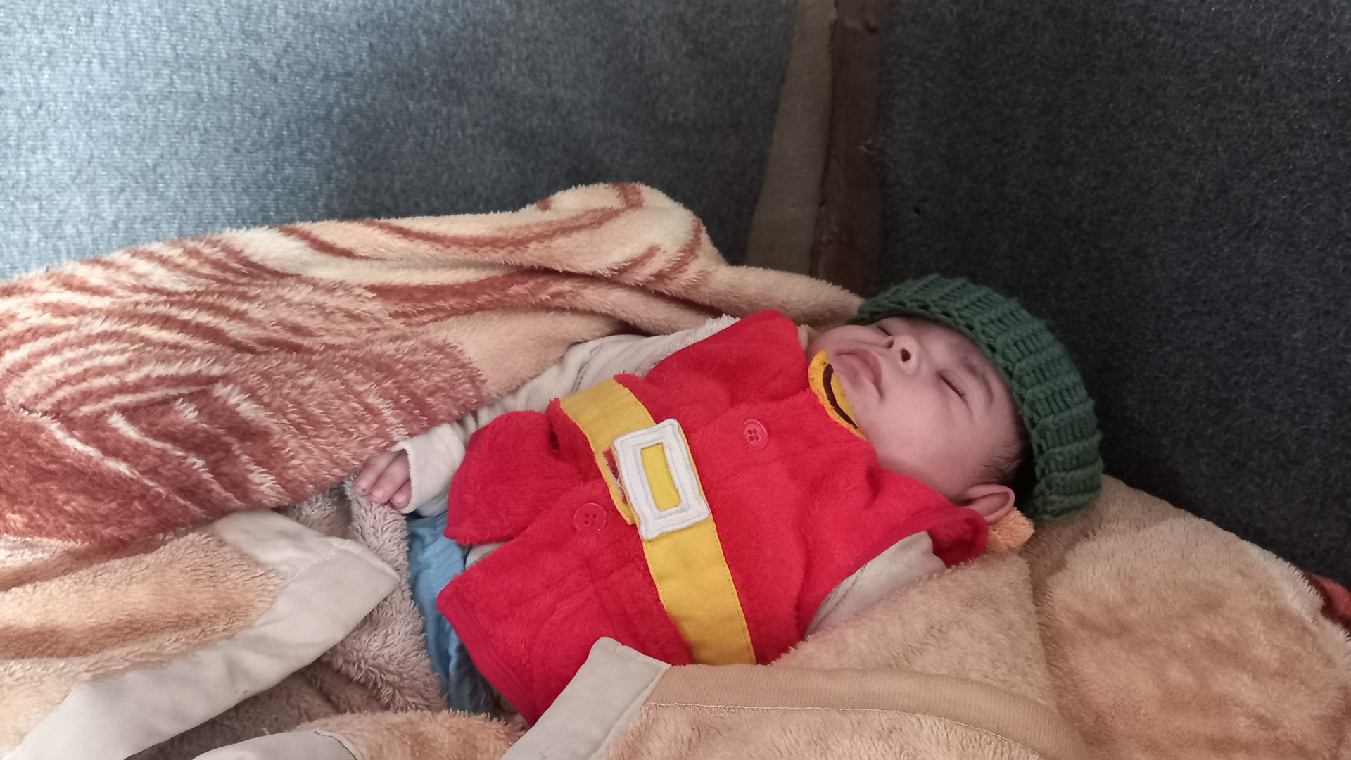 ظروف معيشية مزرية تعانيها عائلة مهجرة.