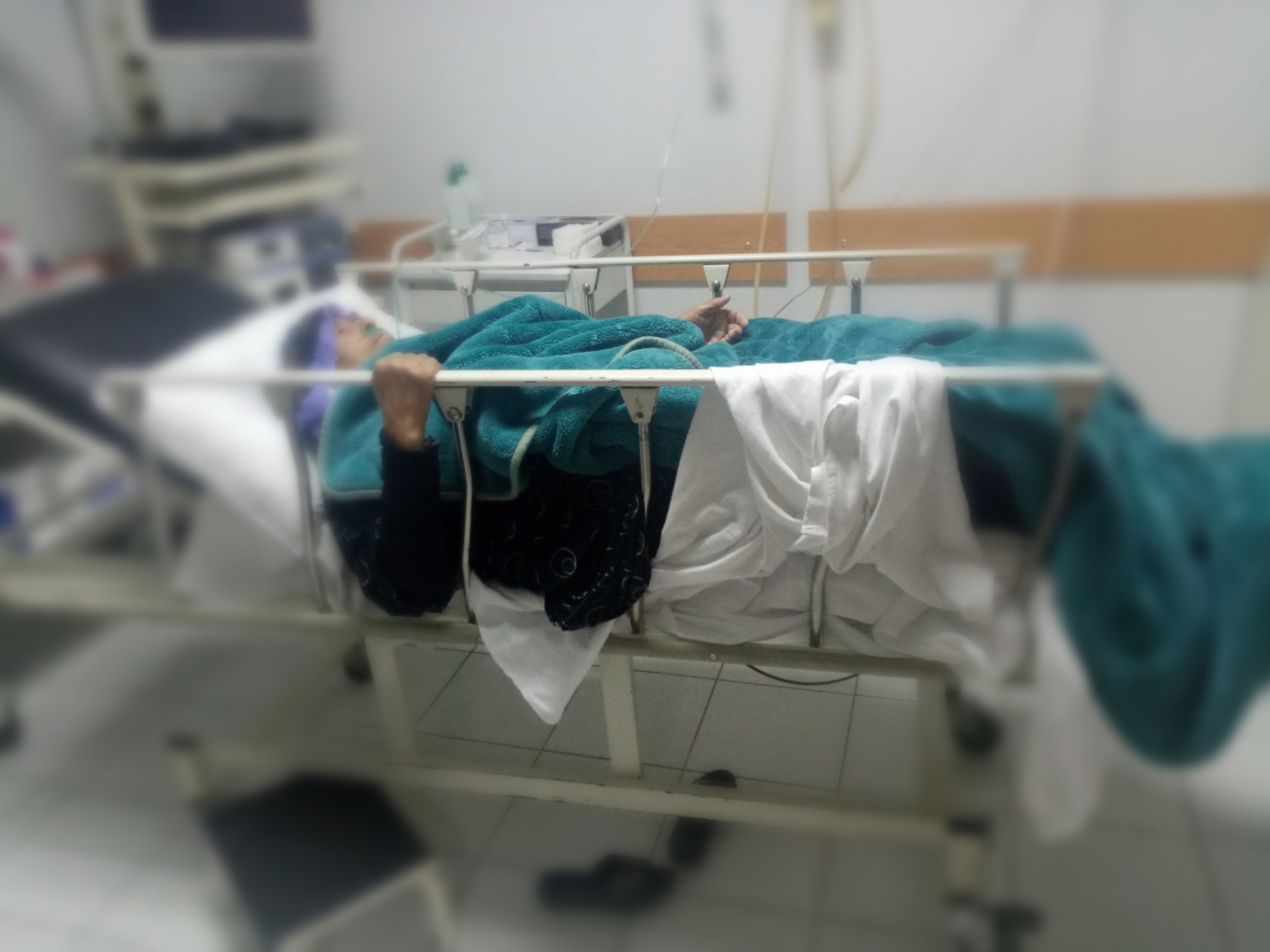 An elderly woman needs emergency endoscopy!