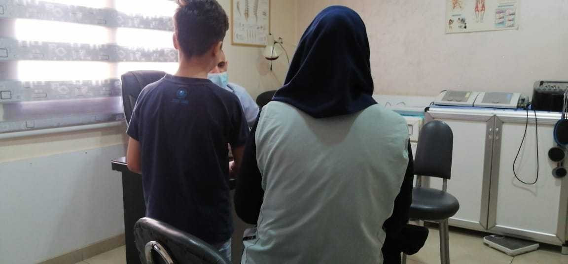 طفل بحاجة لأدوية وإلى إبر حديد