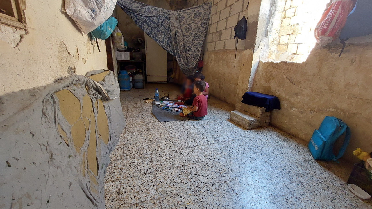 Children try to provide for their food by selling plastic sacs.