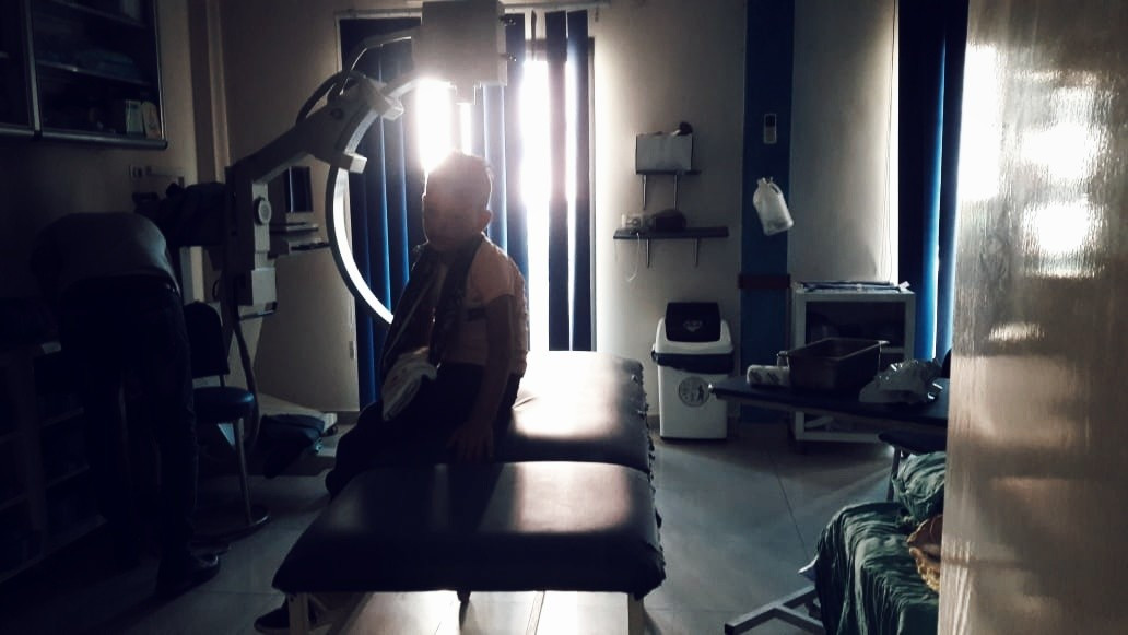 An adult man with a broken arm