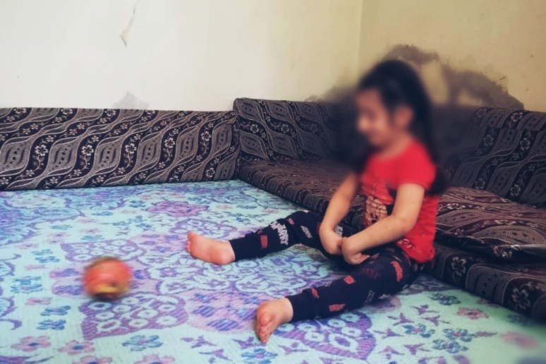 الطفلة خديجة تعاني من عدة أمراض، وهي بحاجة إلى عملية جراحية .
