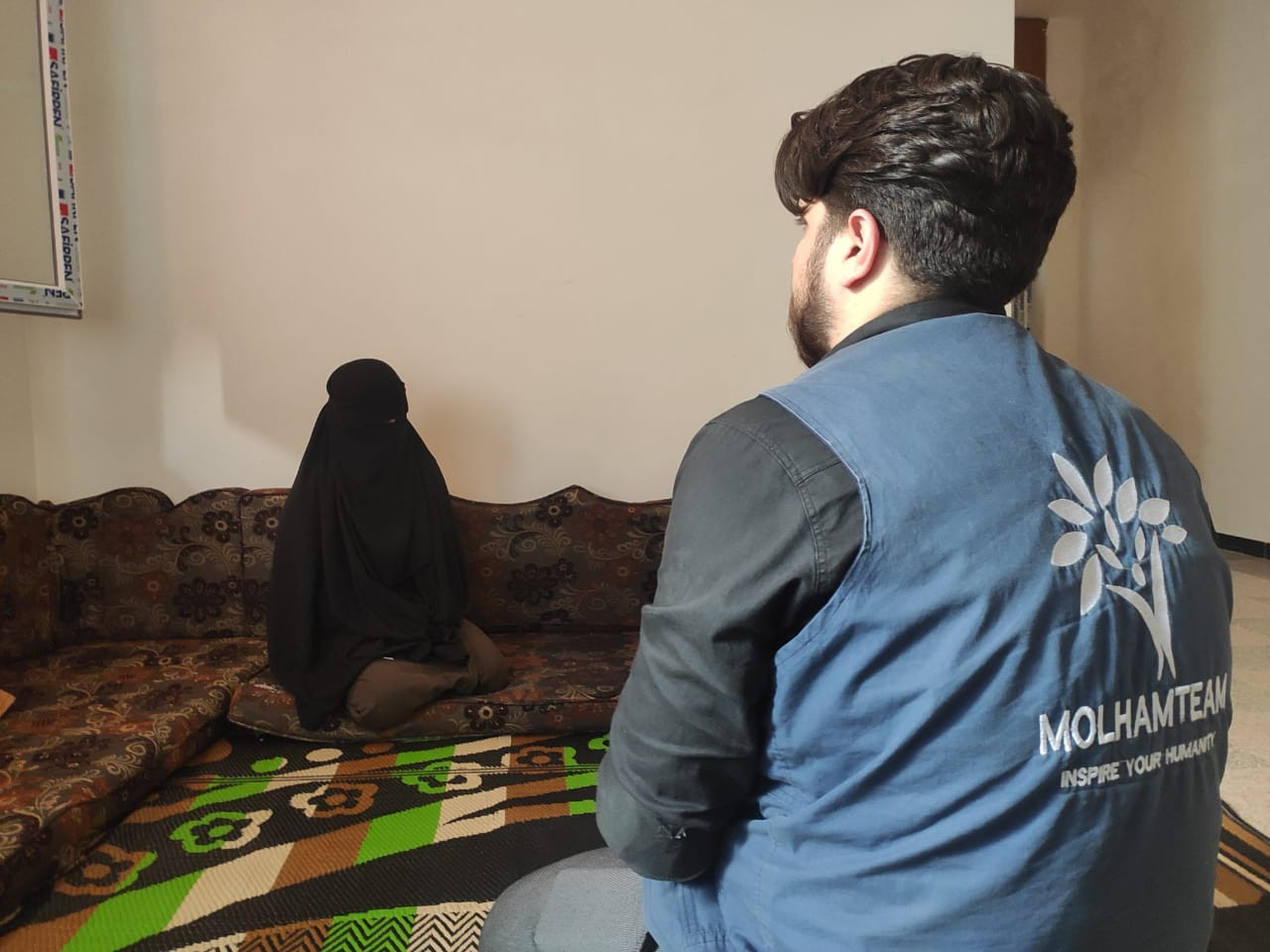 بقيت لوحدها ترعى أطفالها بعد وفاة زوجها