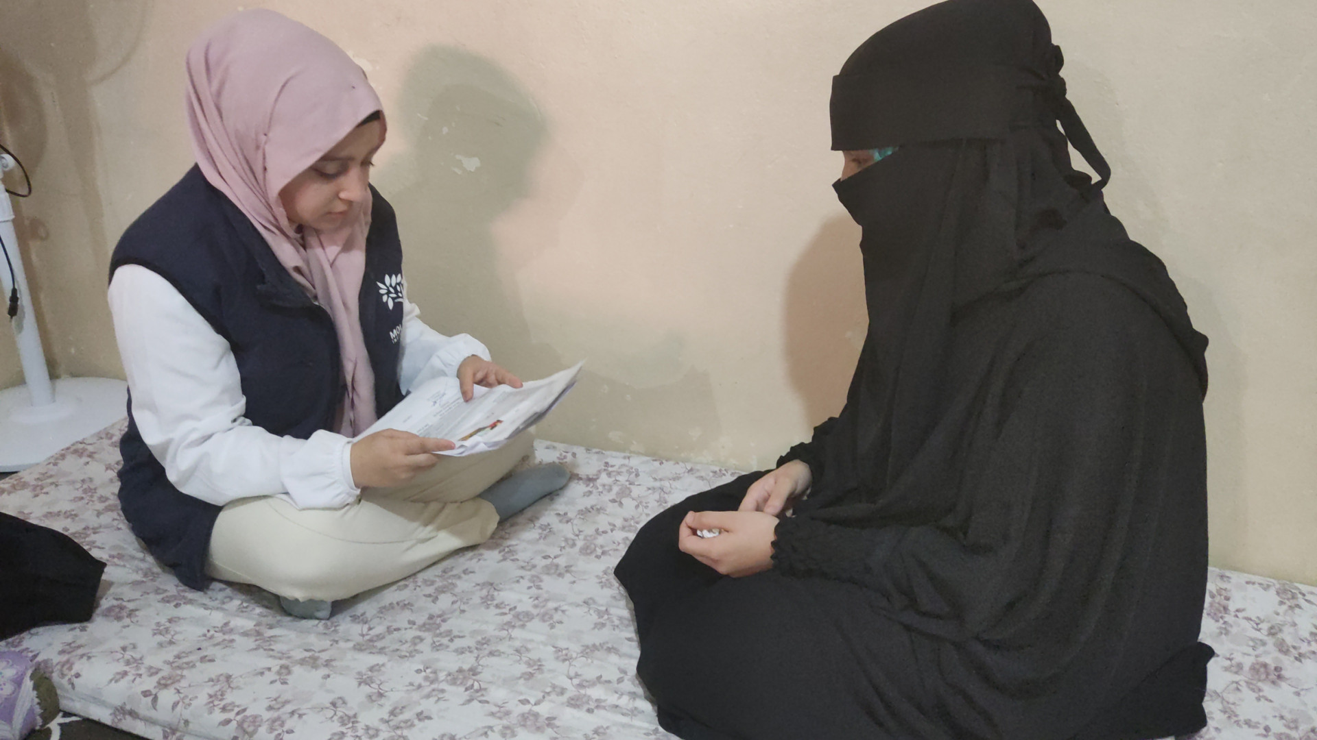While waiting for her son's treatment, she is in a difficult situation.
