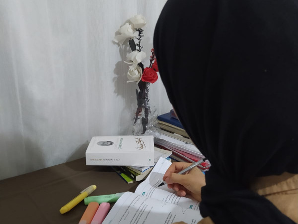 طالبة في سنتها الاخيرة تطلب العون !