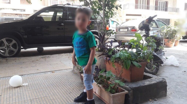 طفل وُلِد بشلل في قدمه ويده اليمنى