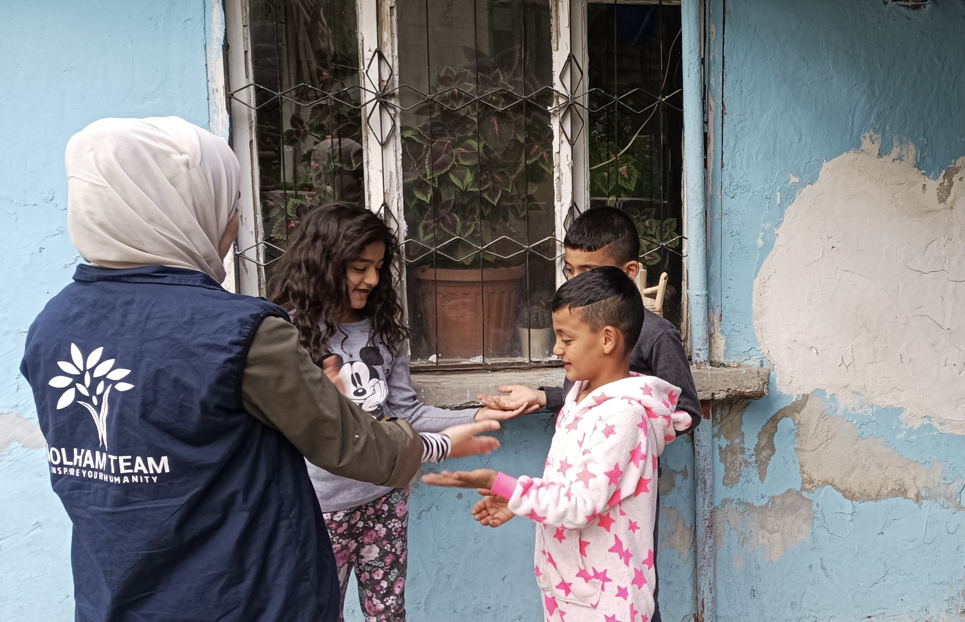 Nisreen lives with her children in difficult conditions.