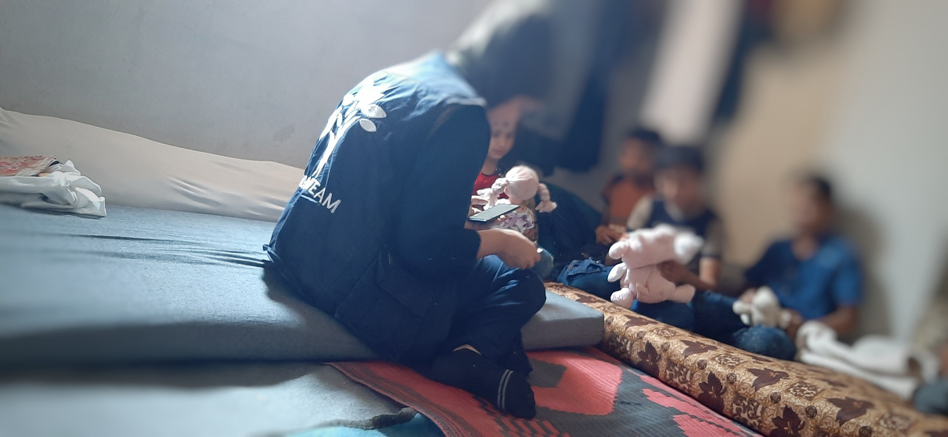 ذاقت هي وعائلتها مرارة الحرب والتهجير عدة مرات، والآن يعيشون في منزل بسيط جداً، وهم بحاجة لمساعدتنا