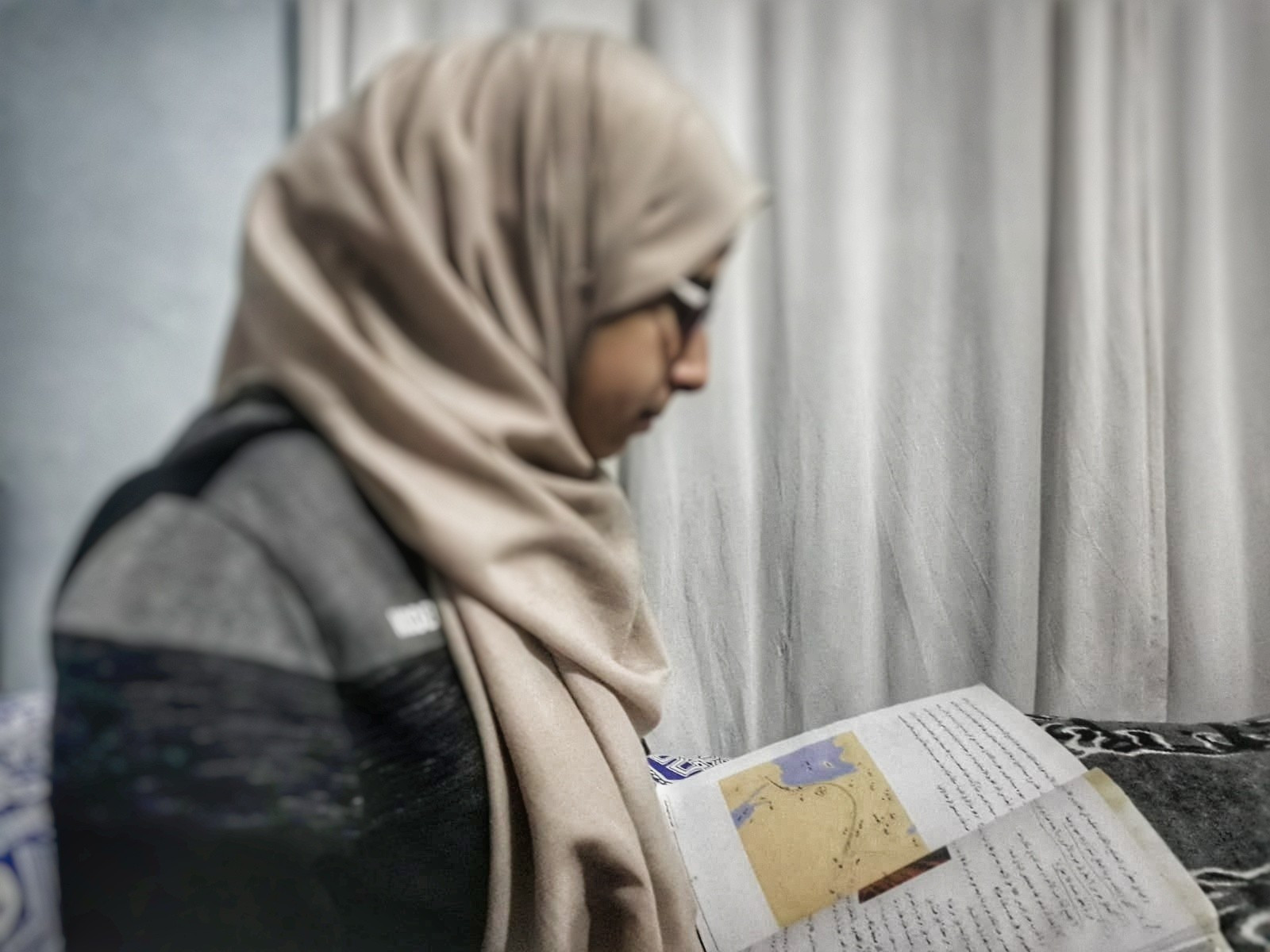 طفلة تعاني من نقصٍ في السمع! (بحاجة سماعات)