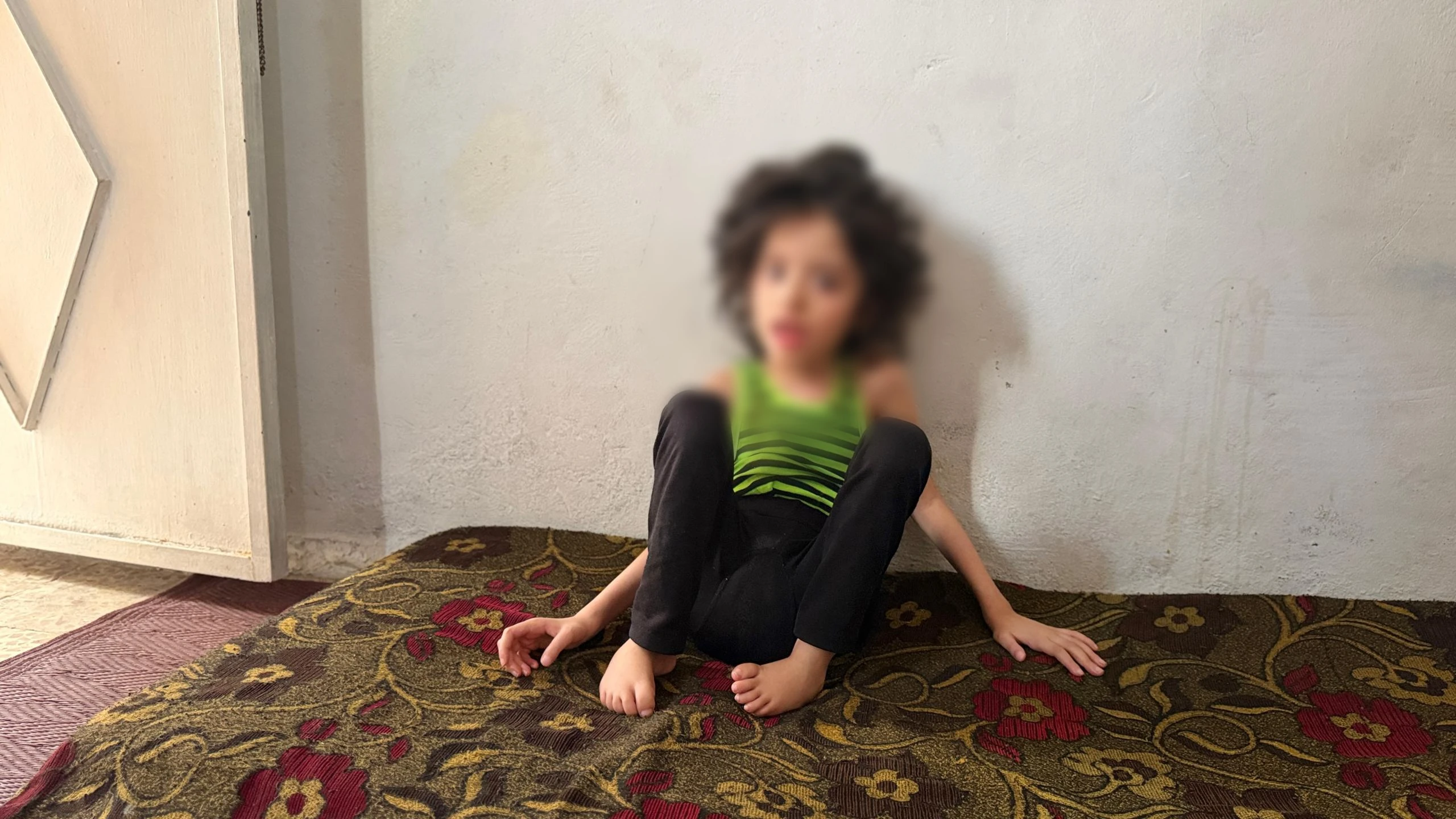 نورة بين وجعها ورعاية ابنتيها