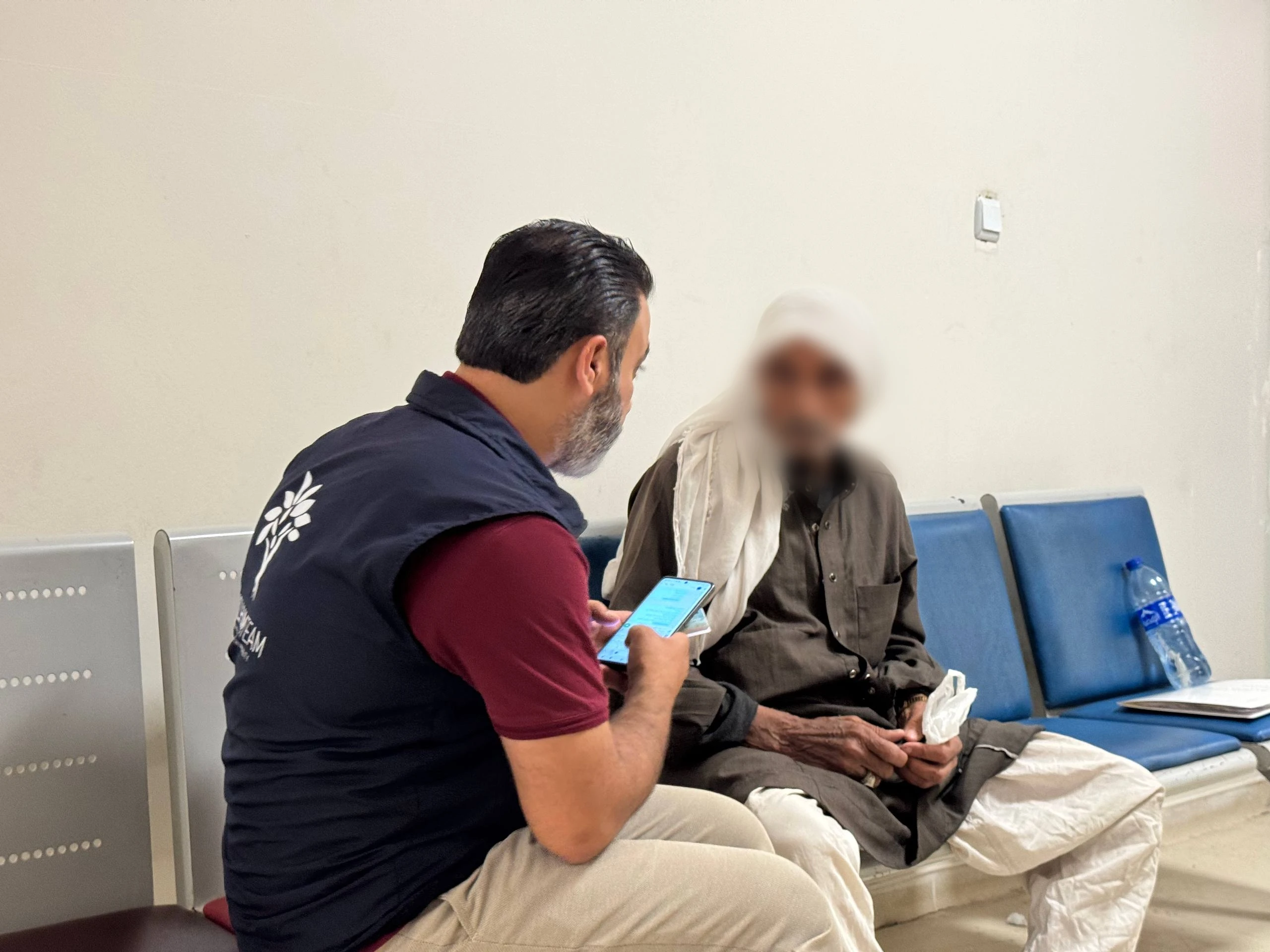 عمٌ مسّن ينتظرُ أيادي الخير