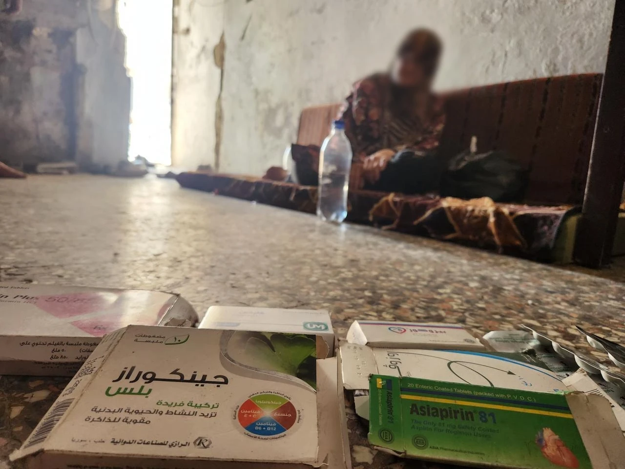 كرسيٌ متحرك وأدويةٌ تخفف من ألمها