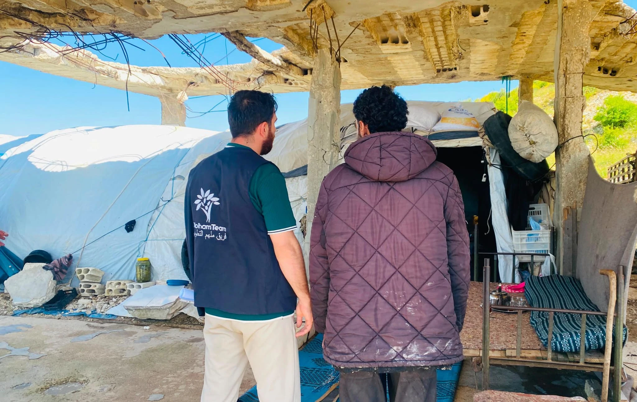 بيتٌ تهدم ..واسرةٌ تتمسك بالأمل