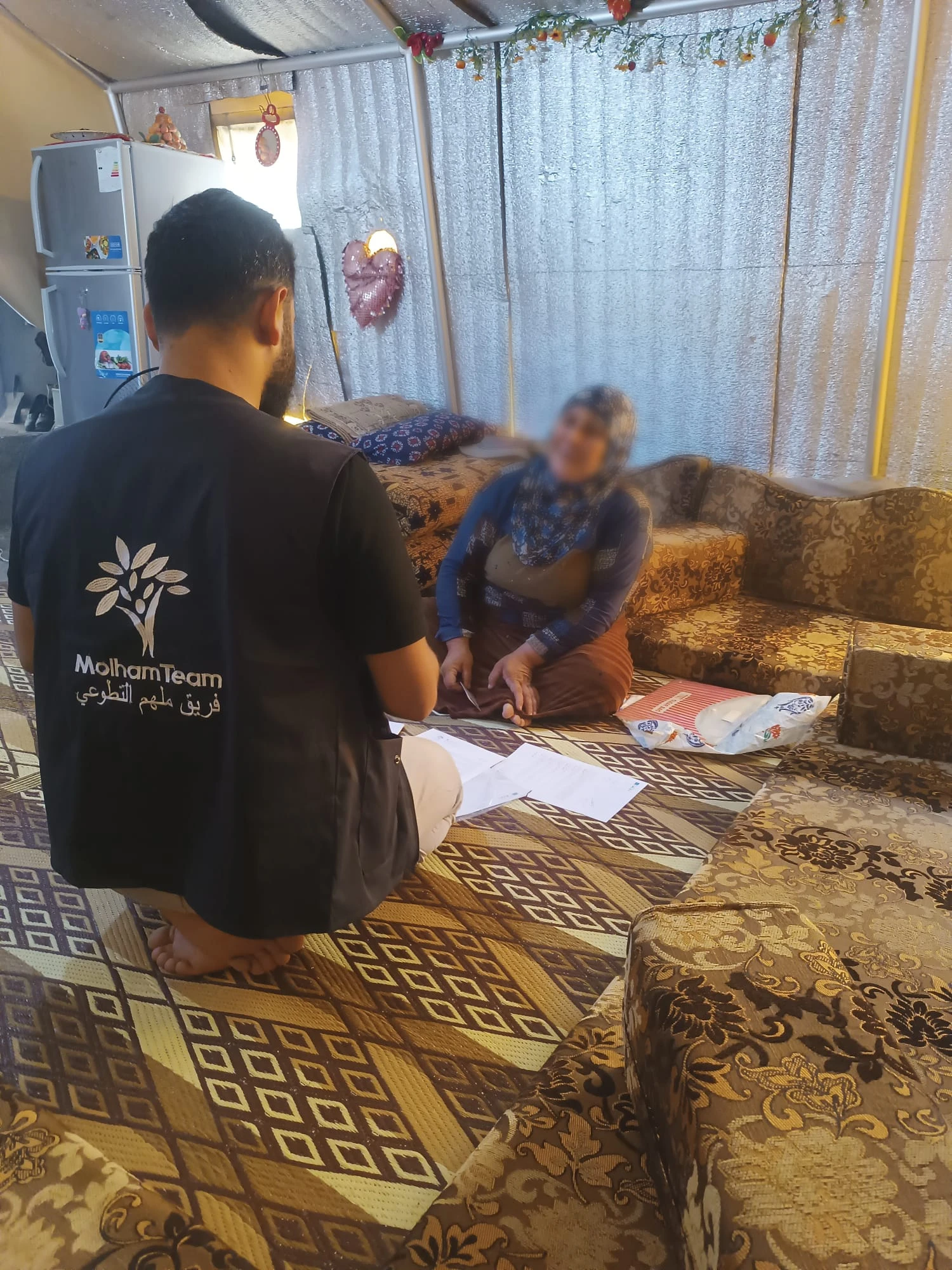 بين رعاية والدتها وآلامها... تنتظر منزلًا آمنًا