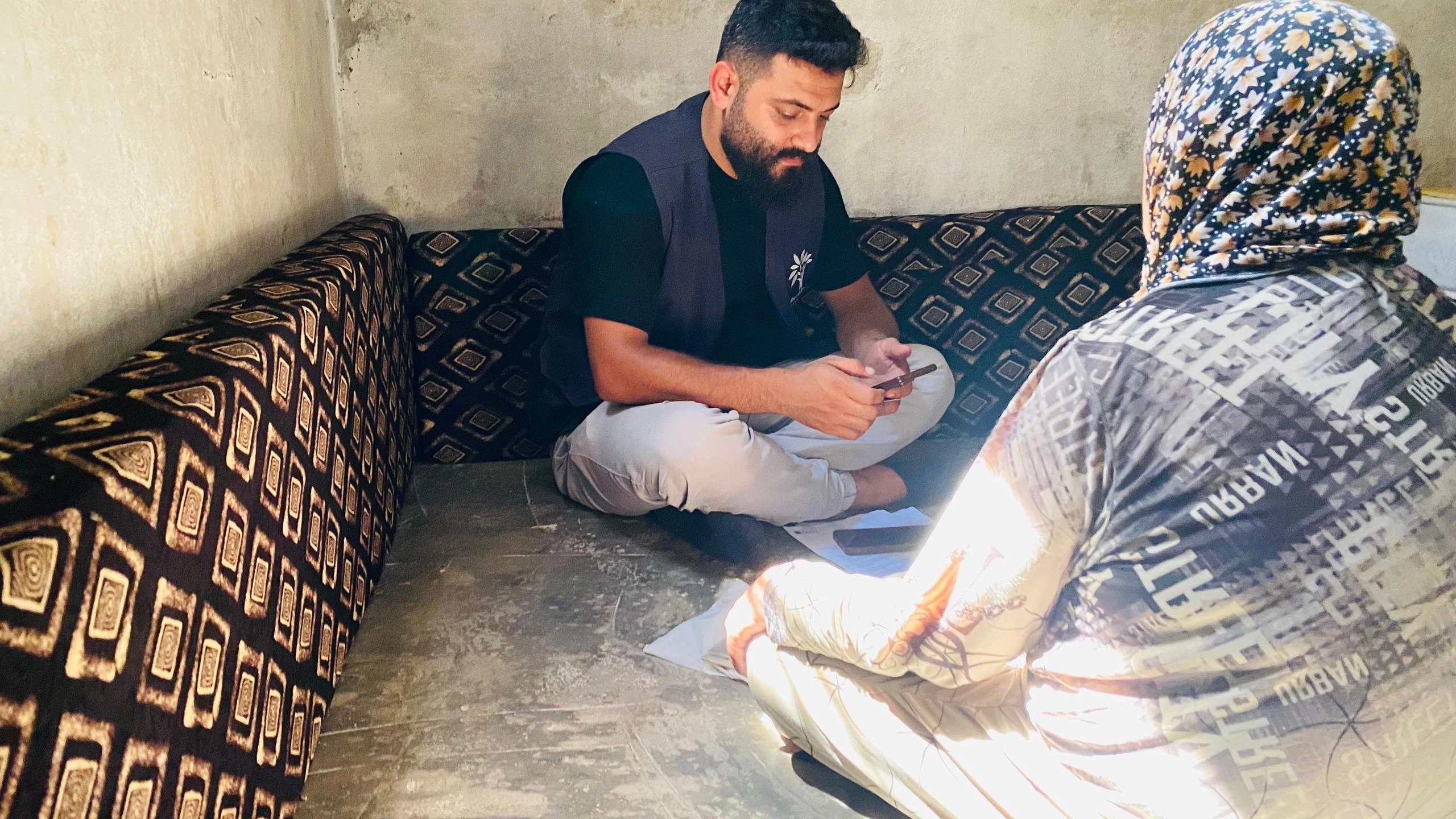 غادة ووالدتها... بانتظار سقفٍ يحميهما