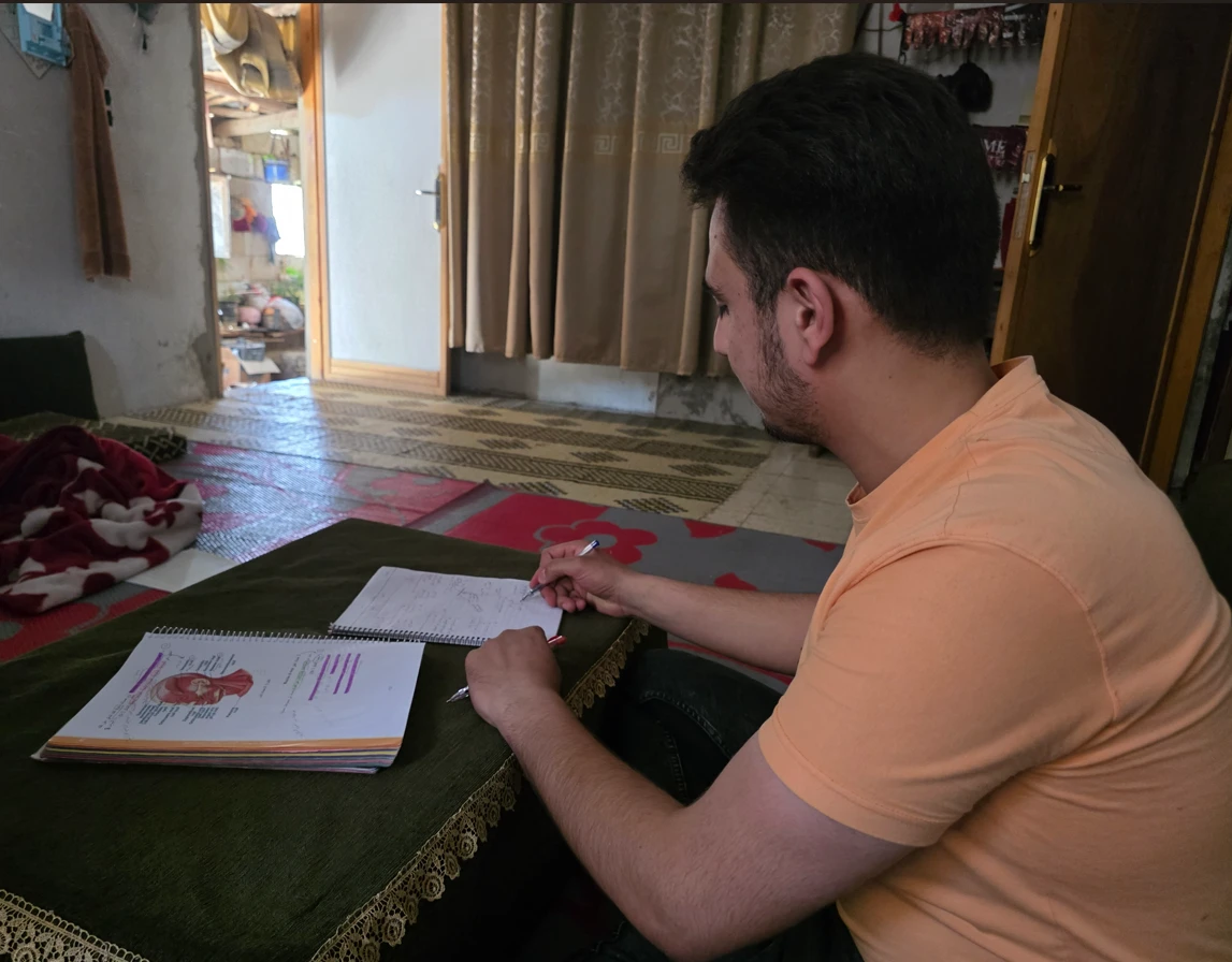 أحمد طالب طب بشري بحاجة لعونكم!