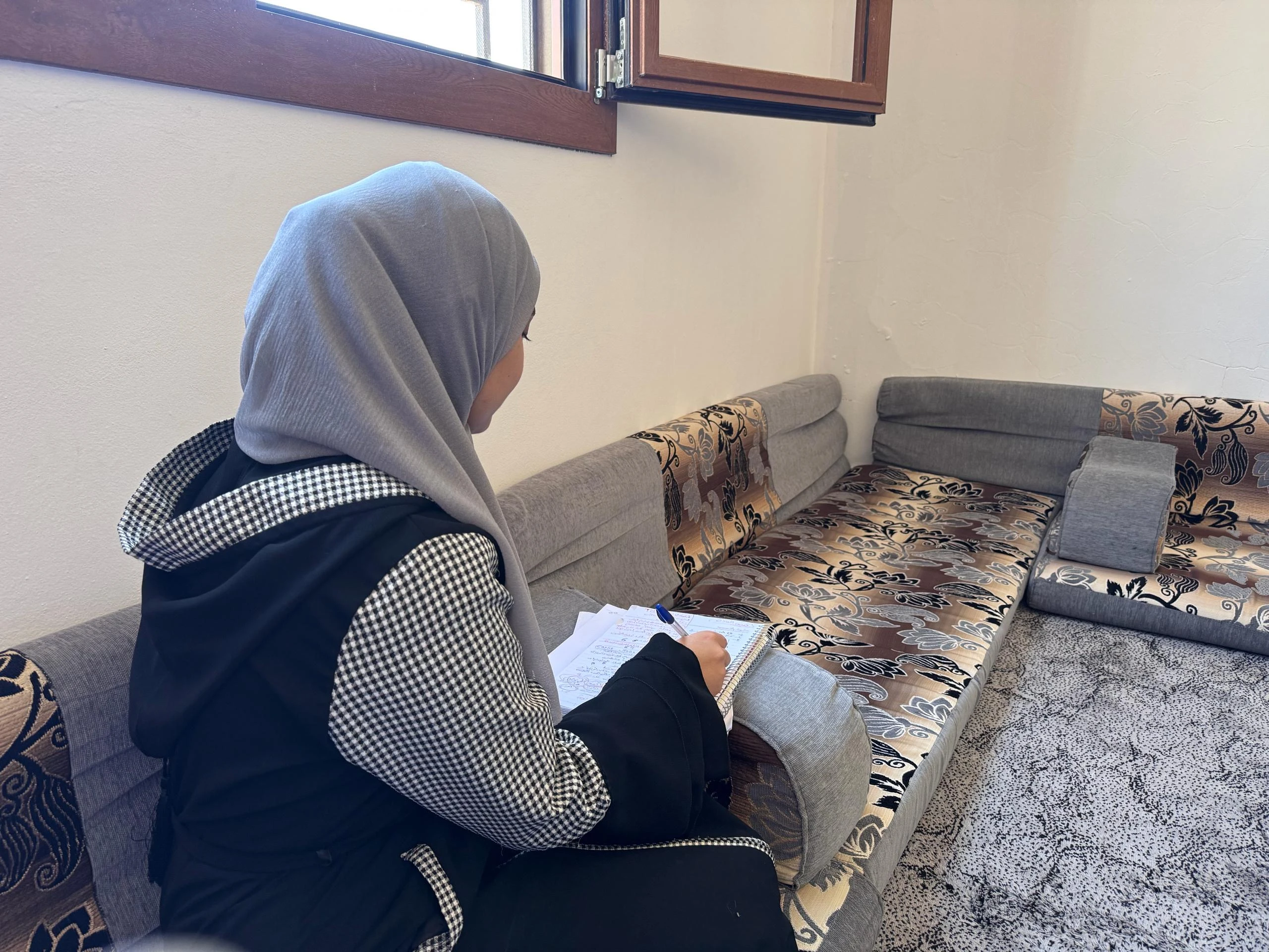 نسبية طالبة هندسة بحاجة لعونكم!