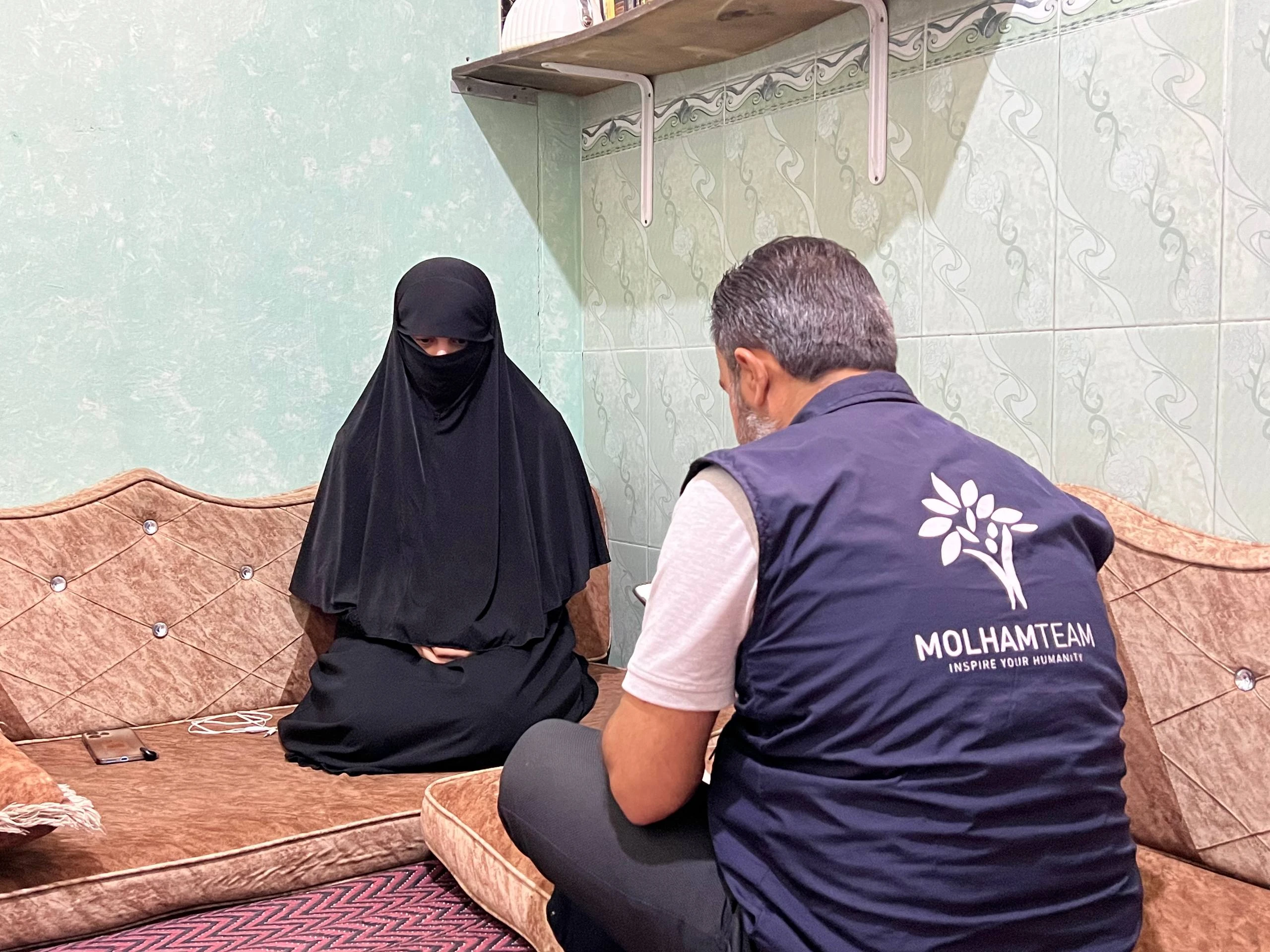 عائشة... خوفٌ على نفسها وعلى من تعيلهم