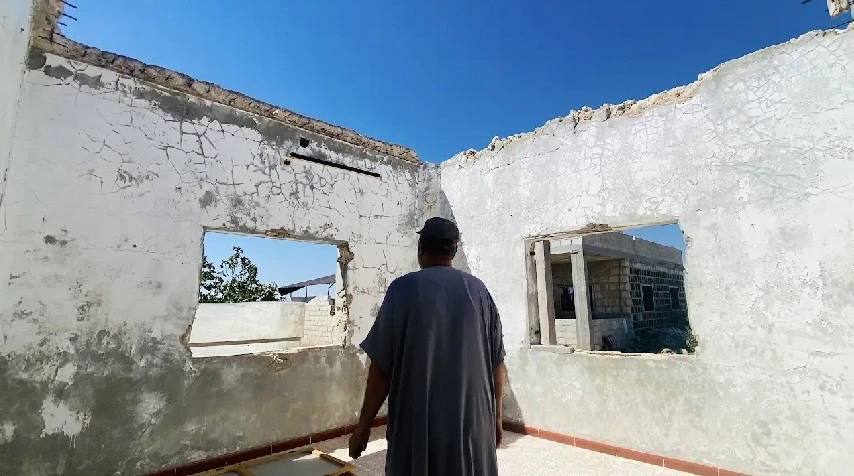  هيكلٌ بلا سقفٍ ولا أرضية 
