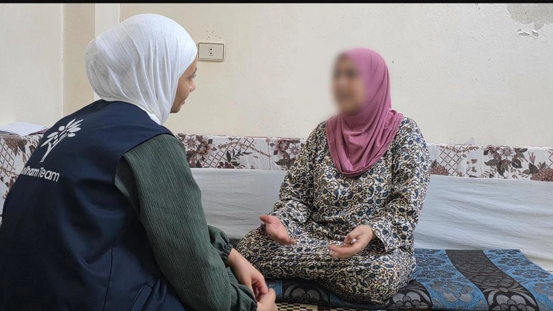 سماعةٌ جديدة تعيد لها الأصوات من حولها
