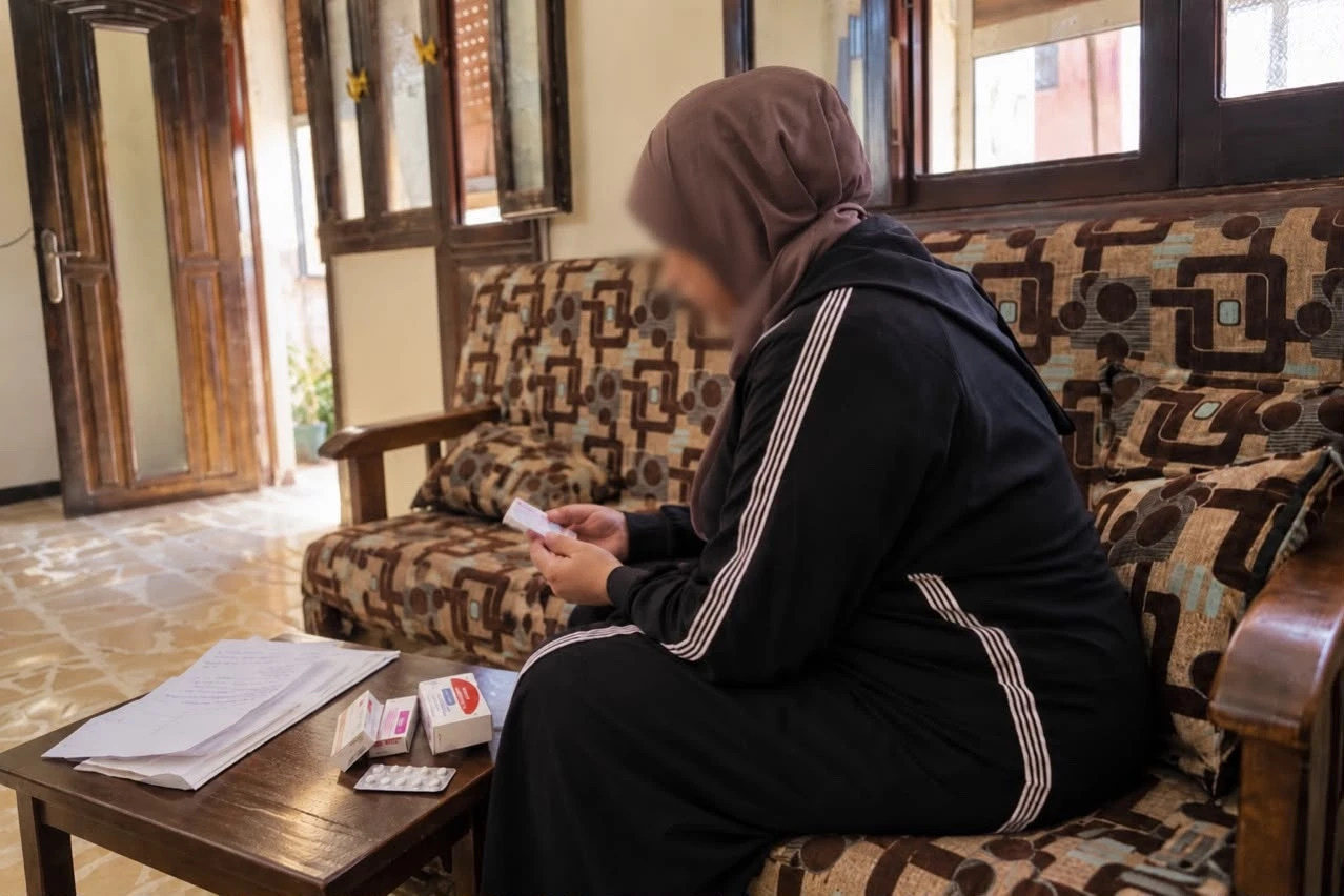 أرملة يشتدّ عليها المرض لعشرة أعوام