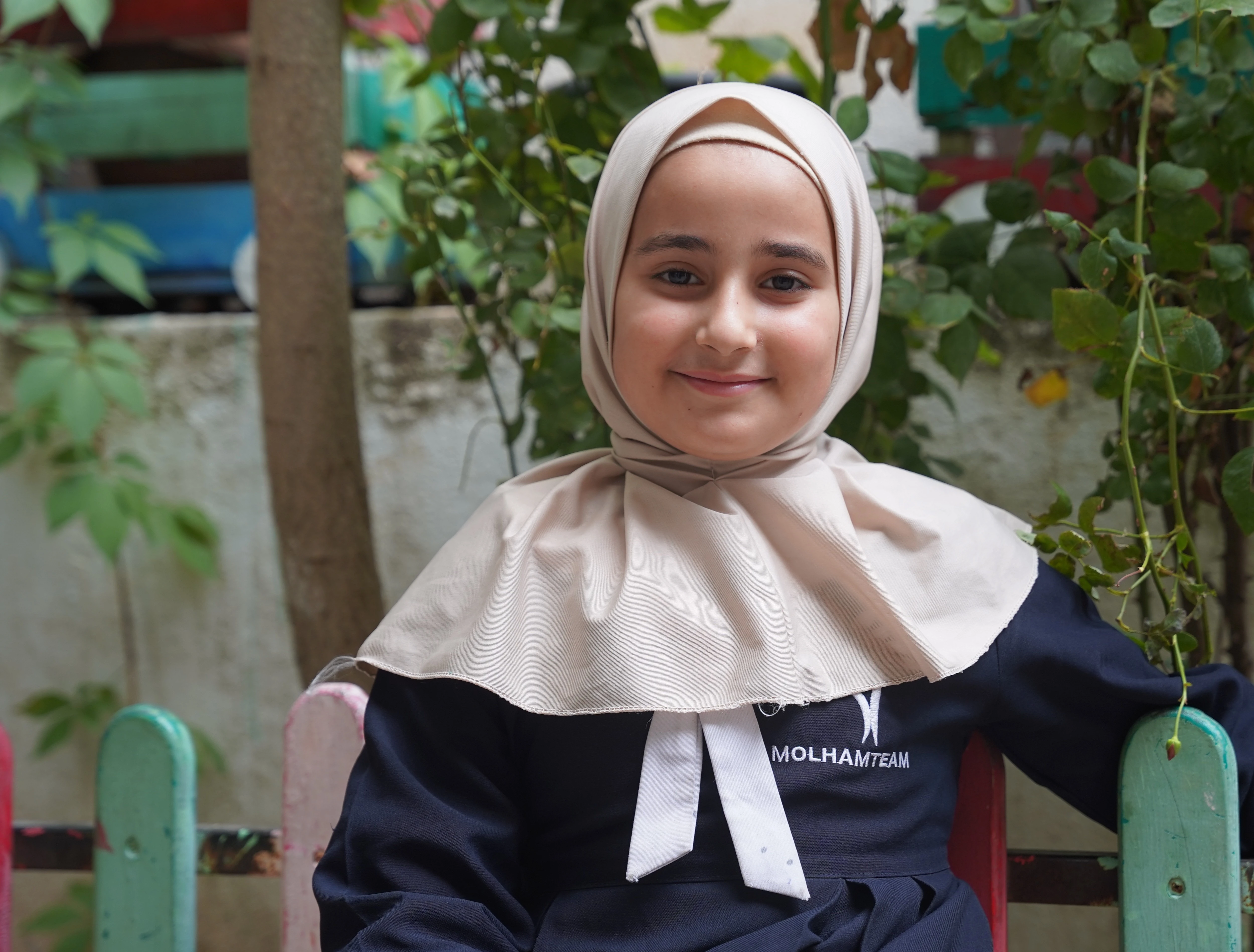 عهد… فقدت صوت أبيها، لكنها ما زالت تحلم بإنقاذ الآخرين فلنساعدها
