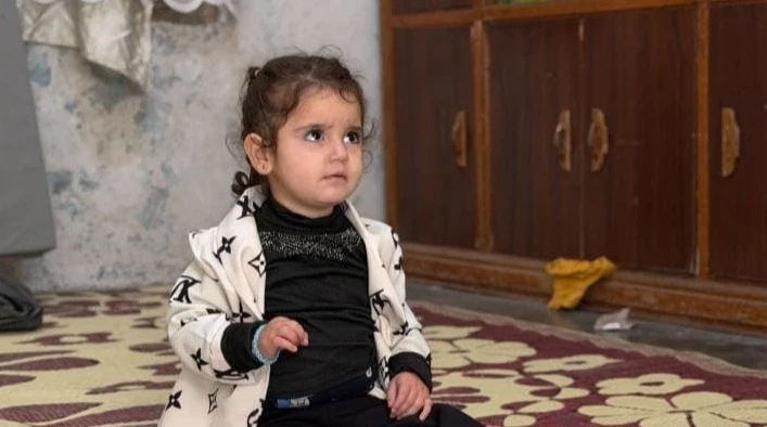 طفلةٌ بضمور دماغي لا تجدُ احتياجاتها